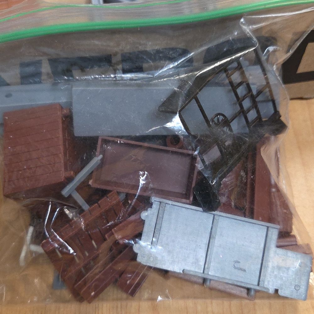 lot of 5 HO scale Train Cars, Tower, Buildings and more - Picture 9 of 12